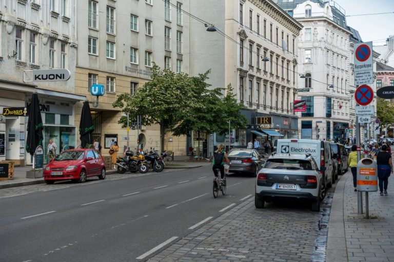 Radfahrer und Autos auf der Landstraßer Hauptstraße, Wien, 1030