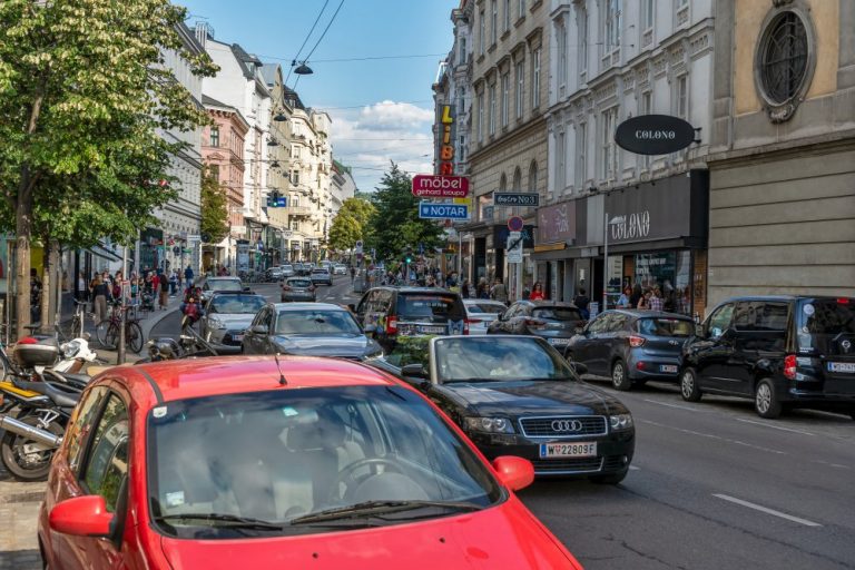 Verkehr auf der Landstraßer Hauptstraße, Autos, Bäume, Wien Mitte