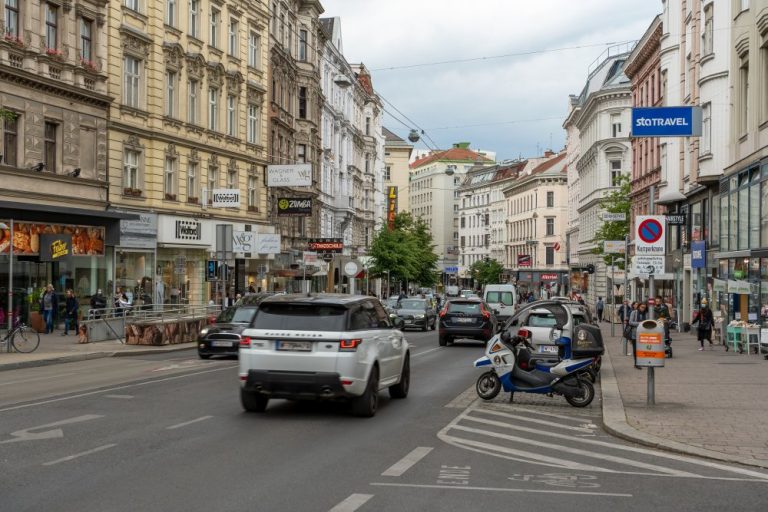 Autoverkehr auf der Landstraßer Hauptstraße, bei der Weyrgasse, 1030 Wien