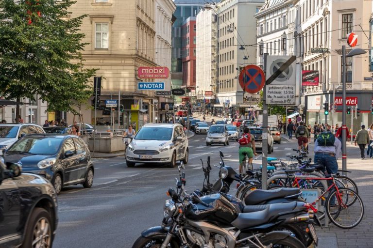 Autos auf der Landstraßer Hauptstraße, Wien