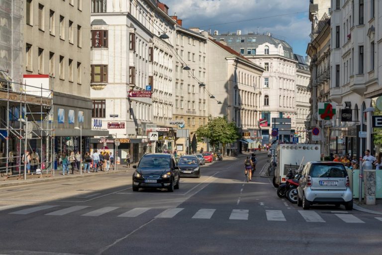 Landstraßer Hauptstraße, Invalidenstraße, Autos, Radfahrer