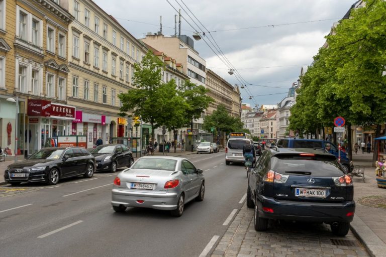 Autoverkehr auf der Landstraßer Hauptstraße, in Richtung Wien Mitte