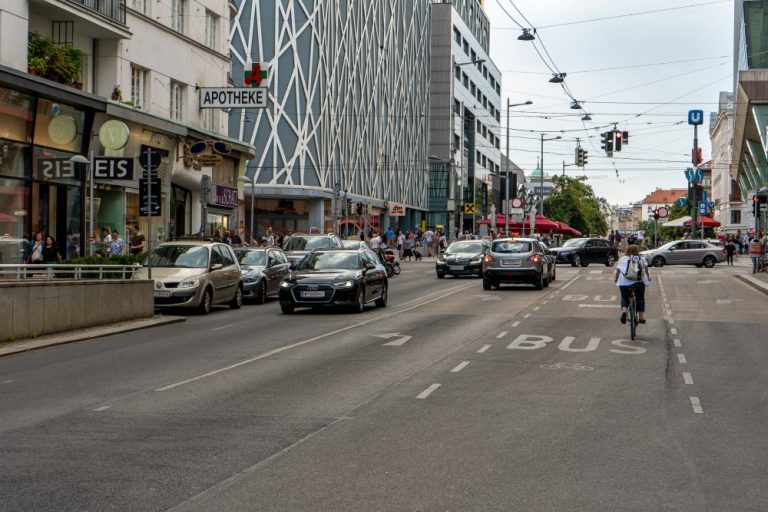 Landstraßer Hauptstraße mit Blick in Richtung Innere Stadt, Wien Mitte, Bahnhof