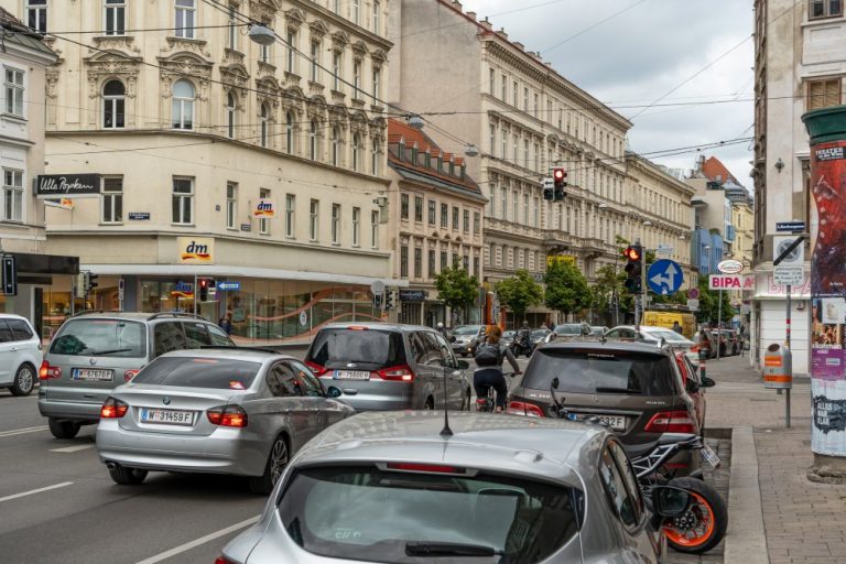 Autoverkehr und Radfahrerin in der Landstraßer Hauptstraße, Kundmanngasse, Rochusgasse, Autos, parkende Fahrzeuge, 1030 Wien