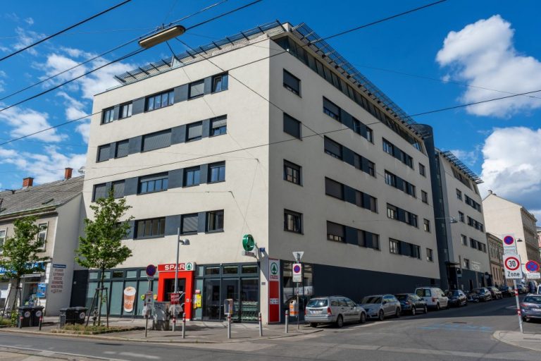 Gebäude in der Linzer Straße, Fensterbänder, würfelförmig, Spar-Filiale