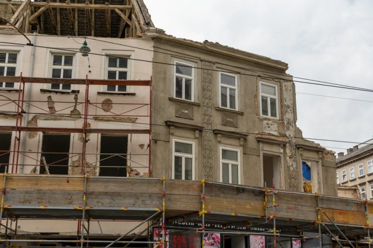 Abriss der Biedermeierhäuser Mariahilfer Straße 166-168 in Wien, Rudolfsheim-Fünfhaus, Bagger, Schutt, Baustelle