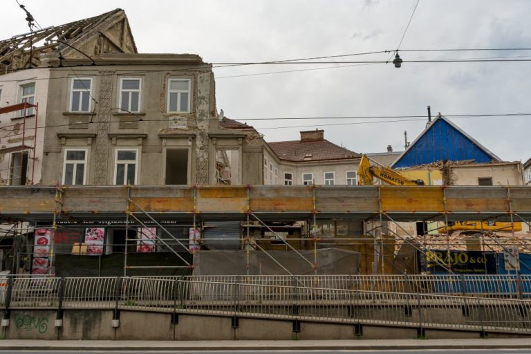 Abriss der Biedermeierhäuser Mariahilfer Straße 166-168 in Wien, Rudolfsheim-Fünfhaus, Bagger, Schutt, Baustelle