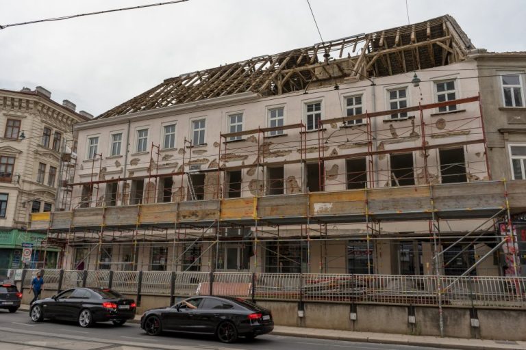 Abriss der Biedermeierhäuser Mariahilfer Straße 166-168 in Wien, Rudolfsheim-Fünfhaus, Bagger, Schutt, Baustelle