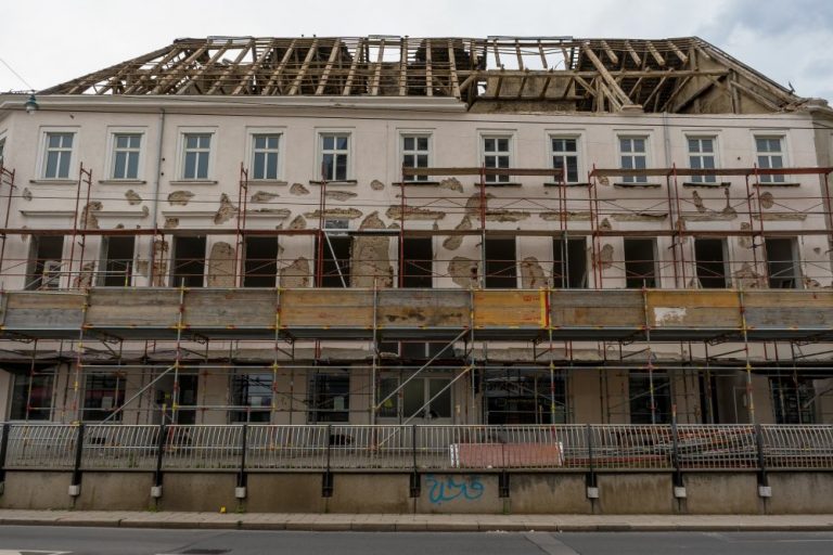 Abriss der Biedermeierhäuser Mariahilfer Straße 166-168 in Wien, Rudolfsheim-Fünfhaus, Bagger, Schutt, Baustelle