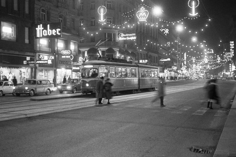 Mariahilferstraße mir Autos und Straßenbahn im Jahr 1970
