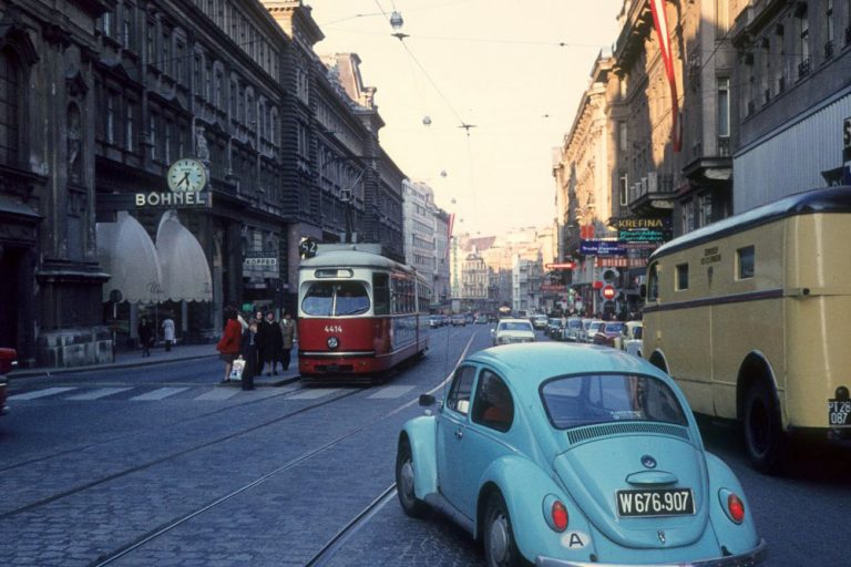 Auto- und Straßenbahnverkehr bei der Stiftskirche, 1070 Wien, altes Foto