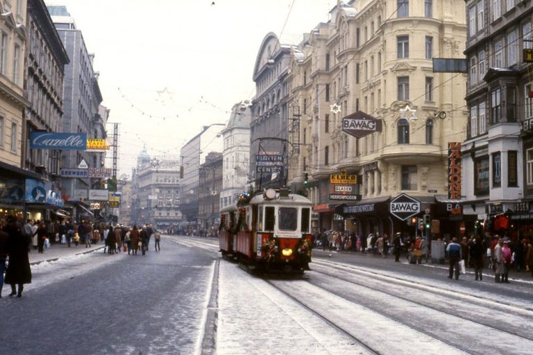 alte Straßenbahn auf der Mariahilfer Straße, Winter, 1980er-Jahre
