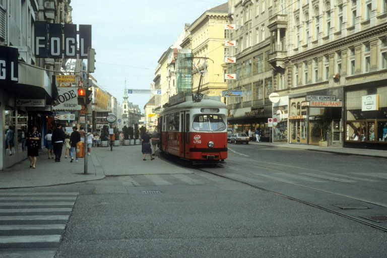 Mariahilfer Straße mit Straßenbahn an der Ecke zur Neubaugasse