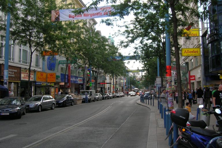 Mariahilfer Straße zwischen Barnabitengasse und Nelkengasse, parkende Autos