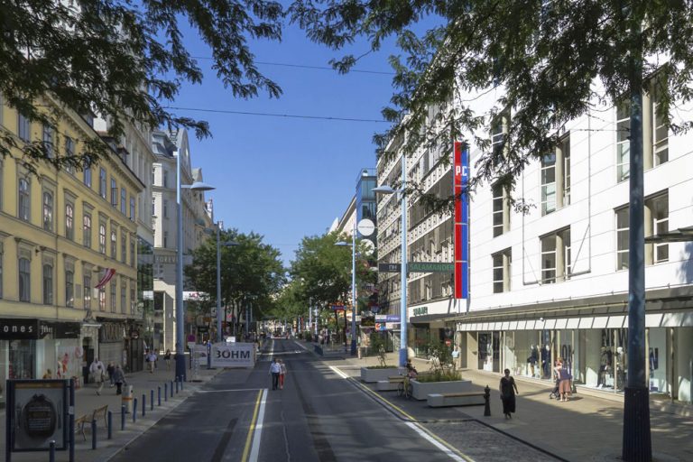 Mariahilfer Straße bei der Stiftgasse, kurz vor dem Umbau zur Begegnungszone, Wien