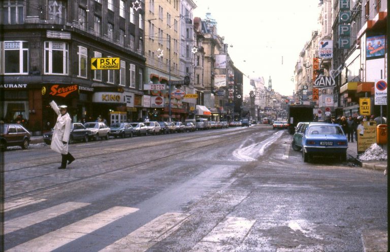 Mariahilfer Straße, Barnabitengasse, Kirchengasse, Straße, Parkplätze, Schienen, Wien