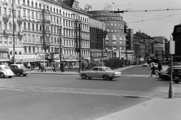 Autoverkehr auf Gürtel und Mariahilferstraße, Stafa, Europaplatz, Wien