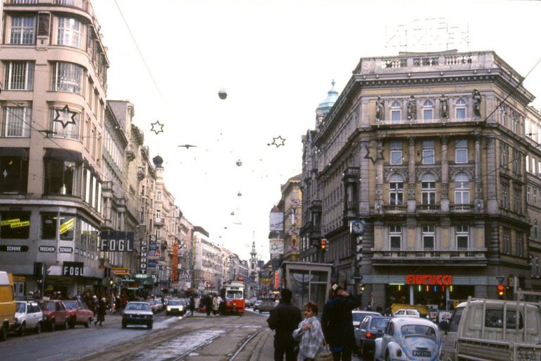 Mariahilferstraße, Neubaugasse, Amerlingstraße, PKW-Verkehr, Wien