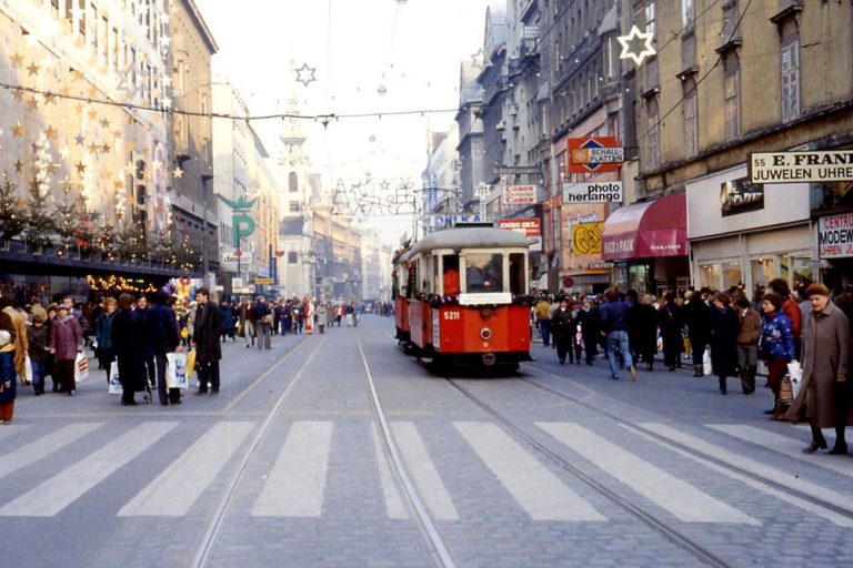 Mariahilfer Straße, Kirchengasse, Fußgänger, Straßenbahn, Weihnachten, 1980er, Wien