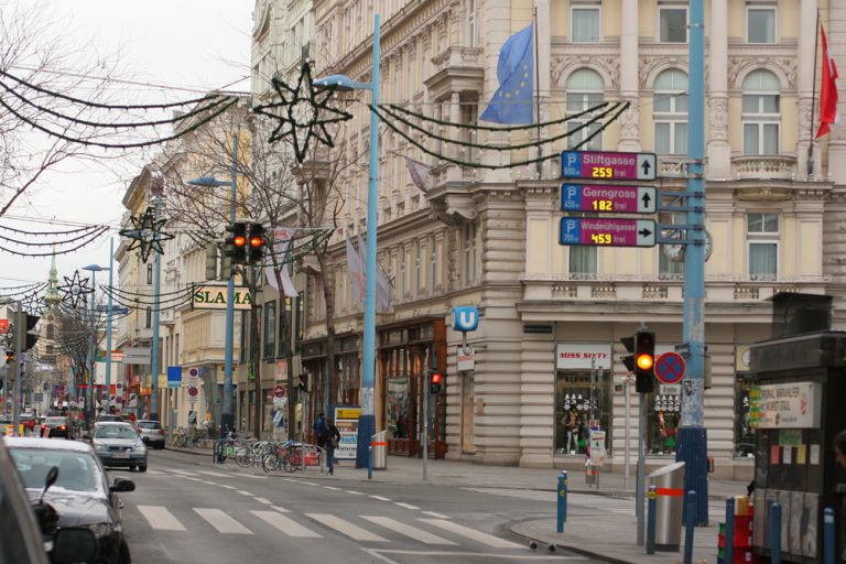 Fahrbahnen vor dem Hotel Kummer, Ecke Amerlingstraße