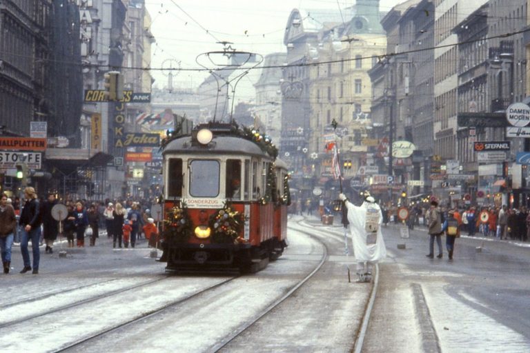 den PKW-Verkehr gesperrte Mariahilferstraße, Friedensaktivist Waluliso, Sonderzug, Straßenbahn, Wien