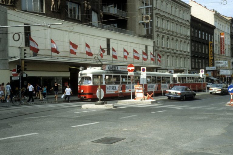 Mariahilfer Straße beim Kaufhaus "Stafa", Wien, 1990er