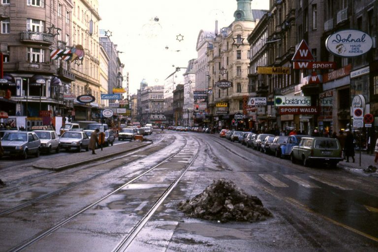 Mariahilfer Straße mit Autoverkehr und Schienen