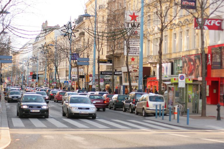 Mariahilferstraße mit bis zu vier PKW-Spuren, vor der Umgestaltung zur Begegnungszone, Wien