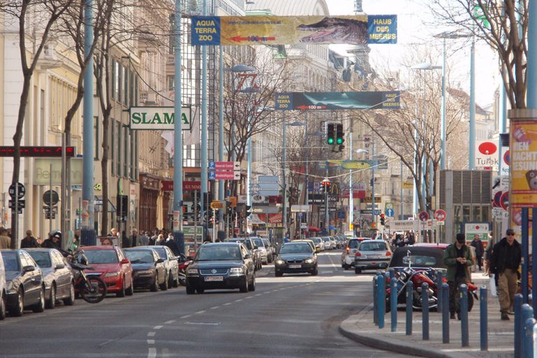 Autos auf der Mariahilfer Straße, Wien