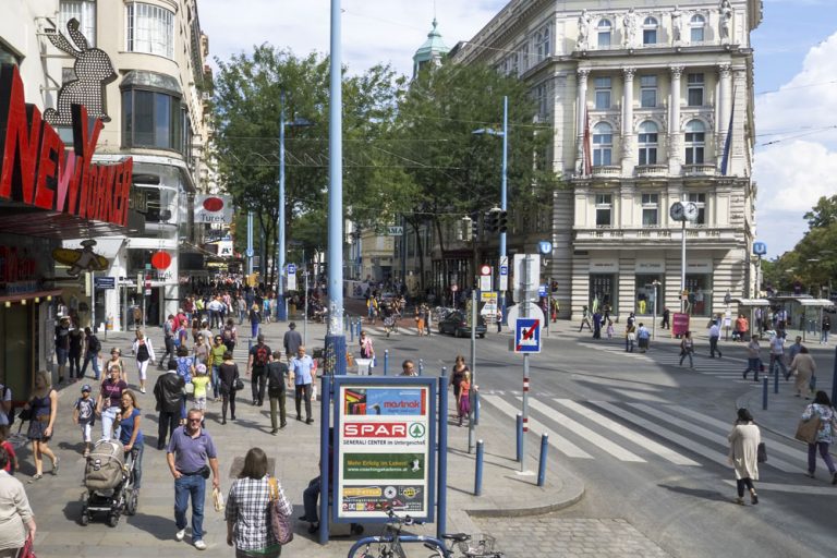 Mariahilfer Straße kurz vor der Umgestaltung zur Fußgängerzone, Wien