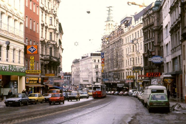 Mariahilfer Straße, Auto- und Straßenbahnverkehr in Richtung Innere Stadt, Analogaufnahme, 1980er, Neubau, Mariahilf, Wien
