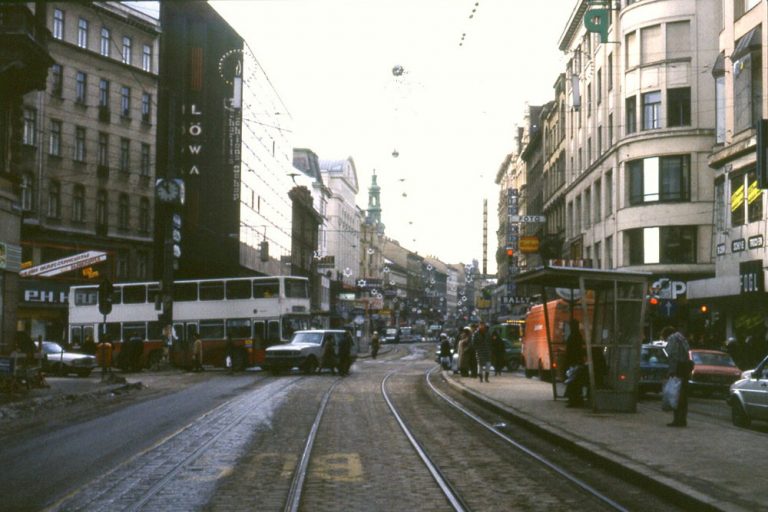 Stockbus der Linie 13A an der Ecke Neubaugasse/Mariahilferstraße, 1980er, Wien, Amerlingstraße