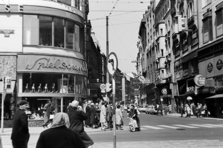 Neubaugasse Ecke Mariahilfer Straße als Kreuzung für den PKW-Verkehr, Wien, 1960er, Verkehr, Passanten, Einkaufsstraße, Neubau