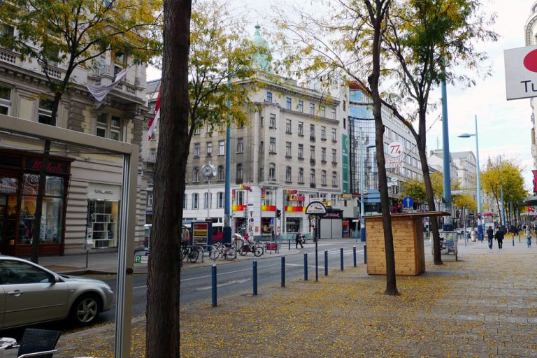 Verbreiterte Gehsteige und Bäume in der Mariahilfer Straße, Neubaugasse, 1060 Wien