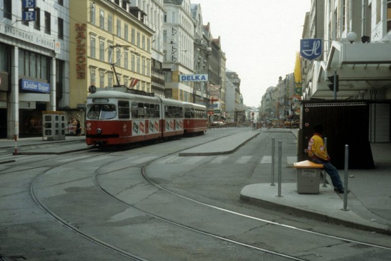 Straßenbahnschienen bei der Stiftgasse, weg Platz für Fußgänger, Mariahilfer Straße, Wien