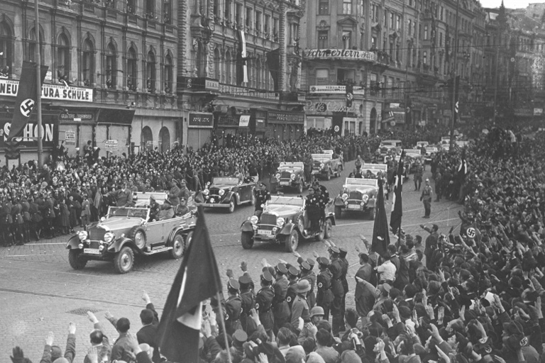Hitler in der Mariahilferstraße, jubelnde Menge, Anschluss, 1938, Wien