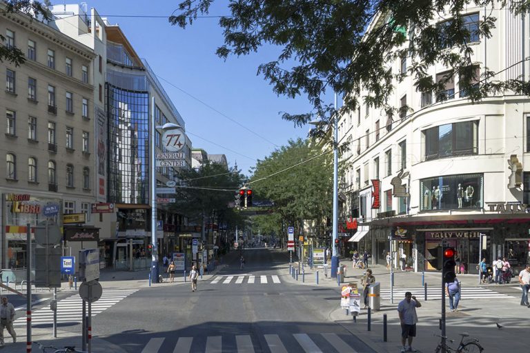 Mariahilferstraße bei der Neubaugasse vor dem Umbau zur Fußgängerzone