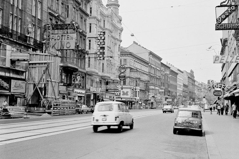 Autoverkehr auf der Mariahilferstraße, alte Aufnahme, 1970er