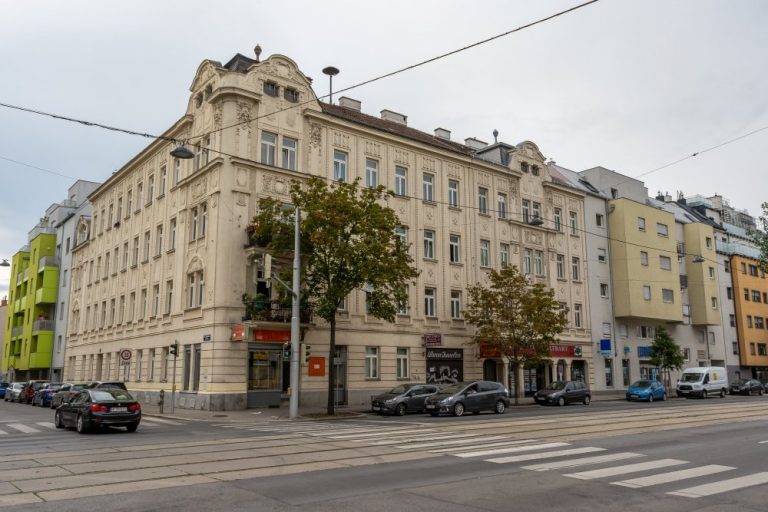 Jugendstilhaus in Kagran, Wagramer Straße, umgeben von Neubauten