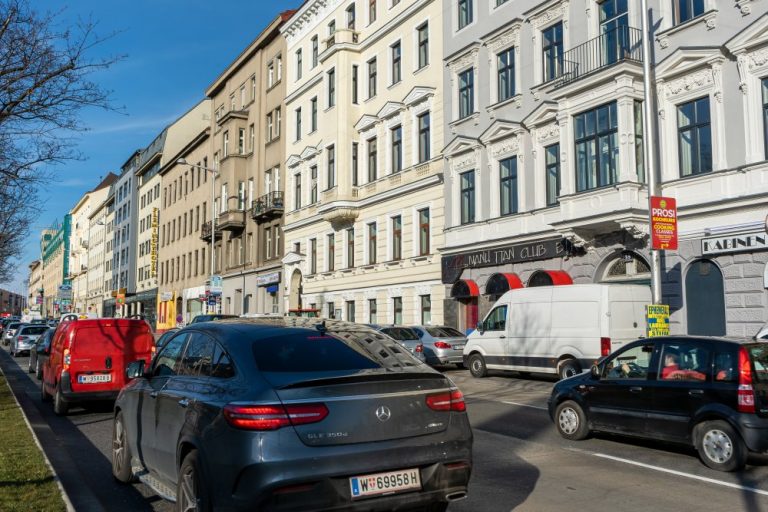 Dichter Autoverkehr am Neubaugürtel in 1070 Wien