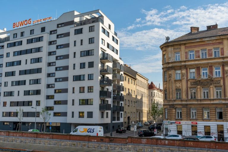 Neubau und Altbauten an der Rechten Wienzeile in Wien-Meidling