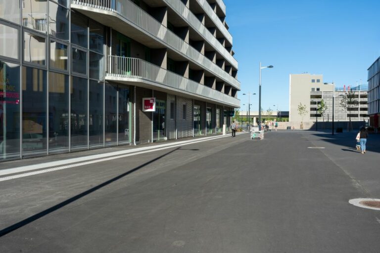 Fußgängerzone in der Seestadt Aspern, Neubauten, Asphalt, Wien-Donaustadt