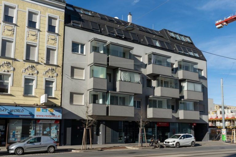 Neubau in Kagran, Donaustadt, Wien, links Gründerzeithaus, rechts Baustelle