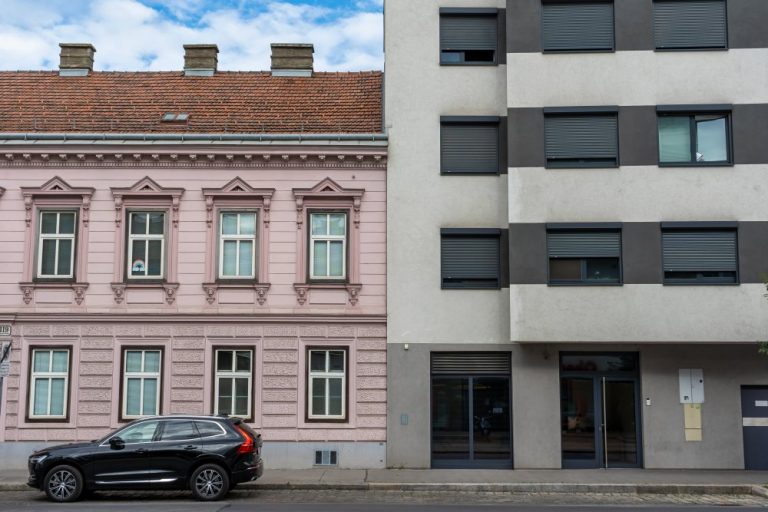 Gründerzeithaus neben Neubau in Kagran, Donaustadt, Wien