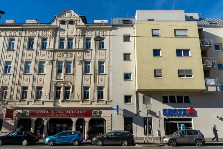 Altbau und Neubau in der Wagramer Straße, Kagran, Donaustadt, Wien