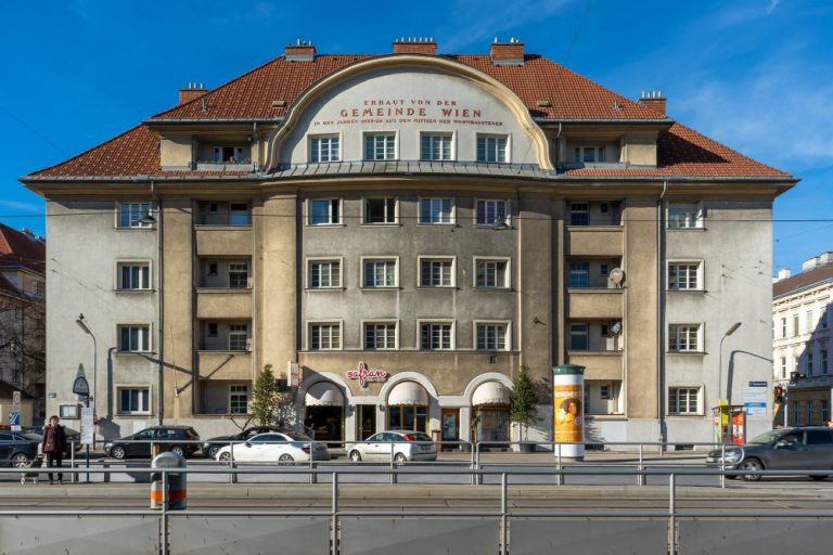 Gemeindebau der Zwischenkriegszeit an der Wagramer Straße, Wien-Donaustadt, Straßenbahnhaltestelle, Autos