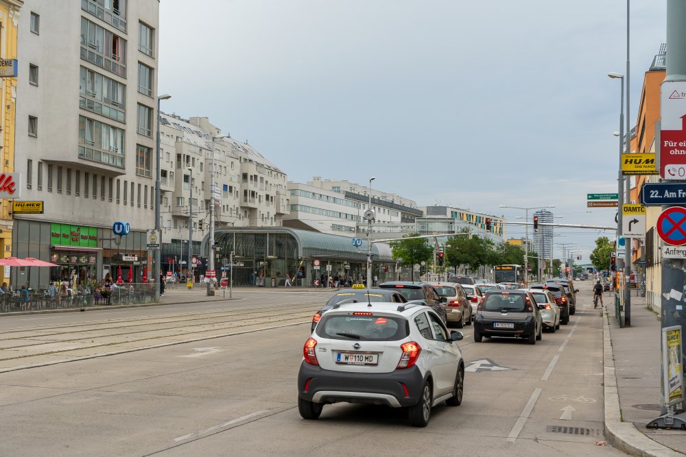 Wagramer Straße beim Kagraner Platz: unattraktive Neubauten, breite Straßen, viel Grau (Foto: 2020)