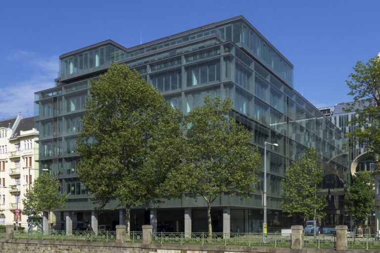 Bürohaus an der Vorderen Zollamtsstraße, Wienfluss, Wien Mitte, Bäume, Glasfassade