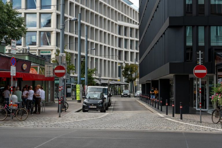 Rochusmarkt, Straße, Parkplätze, Marktstände, Post, Merkur, 1030 Wien