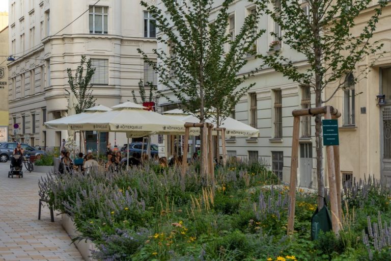 Begrünung in der Königsegggasse, Fußgängerzone, Wien-Mariahilf, Gründerzeithäuser, Schanigarten, Café Jelinek